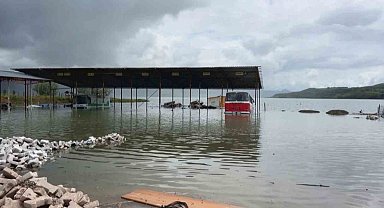 Almus Barajı taştı taştı, baraj kenarındaki oyun parkı ve otopark sular altında kaldı