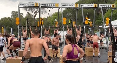 Alsancak Fitness Festivali'nde sporseverleri sağanak yağış durduramadı