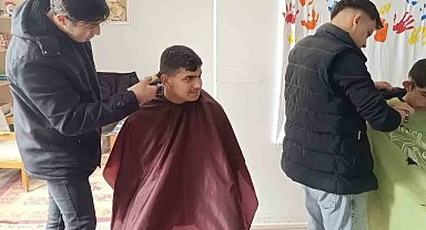Altıntaş'ta özel eğitim öğrencilerinin saç bakımlarını kuaför öğrenciler yaptı