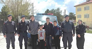 Altıntaş'ta özel öğrenciler ekip araçlarıyla ilçeyi gezdi