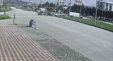 Amasya'da kavşakta araçların çarpıştığı kaza kamerada