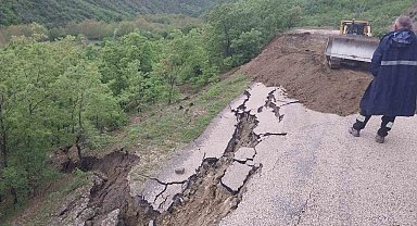 Amasya'da köy yolunda heyelan