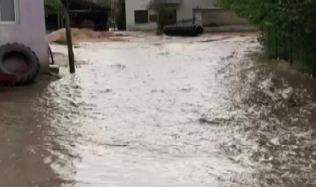 Amasya'da şiddetli yağmur köy yollarını dereye çevirdi