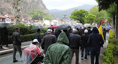 Amasya'da yağmur altında 1 Mayıs yürüyüşü