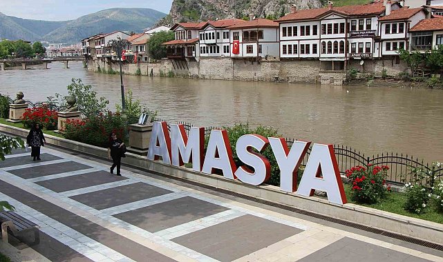 Amasya'da Yeşilırmak'ın debisi 130 metreküpe kadar düştü: Vatandaşlar güneşli havada nehri izledi