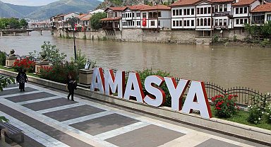 Amasya'da Yeşilırmak'ın debisi 130 metreküpe kadar düştü: Vatandaşlar güneşli havada nehri izledi