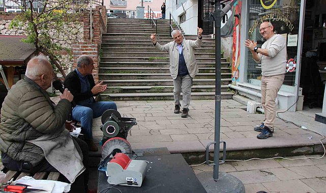 Amasya'nın müzisyen bıçakçısı: Bıçakları keskinleştiriyor, kulakların pasını siliyor