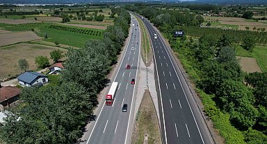 Anadolu Otoyolu Sakarya geçişinde trafik havadan görüntülendi