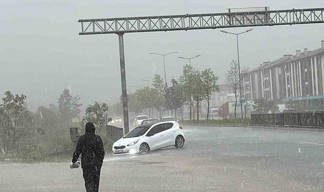 Aniden bastıran sağanak Düzcelileri hazırlıksız yakaladı