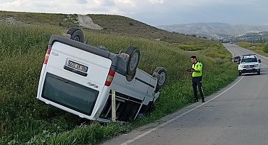 Ankara'da kontrolden çıkan minibüs devrildi: 1 ölü