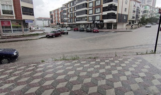 Ankara'da şiddetli yağmur ve dolu sokakları göle çevirdi