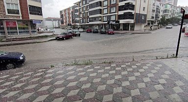 Ankara'da şiddetli yağmur ve dolu sokakları göle çevirdi