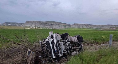 Ankara'da tır şarampole devrildi: 1 ağır yaralı