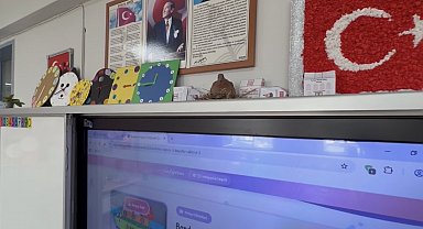 Anne kumru yuvasını okulun sınıfına kurdu