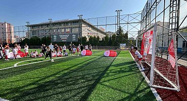 Anneler Günü'nde çocuklarına penaltı attılar