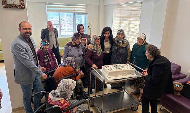 Anneler Günü'nde huzurevi sakinleri unutulmadı