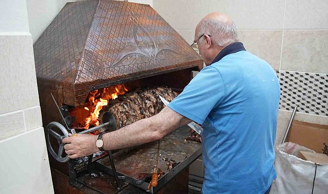 Anneler gününde 100 kilo çağ kebabı ikram ettiler