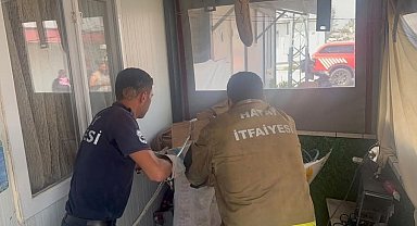 Antakya'da eve giren yılanı itfaiye yakaladı