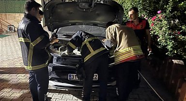 Antakya'da otomobilin motoruna giren kediyi itfaiye kurtardı