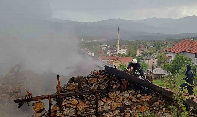 Antalya'da 110 yıllık düğmeli ev yangında küle döndü
