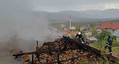 Antalya'da 110 yıllık düğmeli ev yangında küle döndü