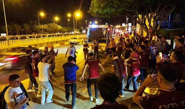 Antalya'da bordo-mavili taraftarlardan kupa coşkusu