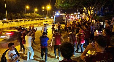 Antalya'da bordo-mavili taraftarlardan kupa coşkusu
