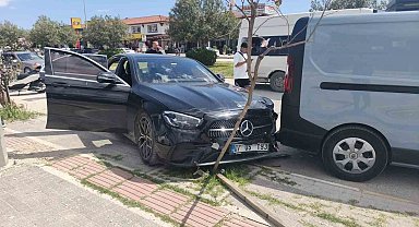 Antalya'da minibüs park halindeki araca çarptı: 4 yaralı