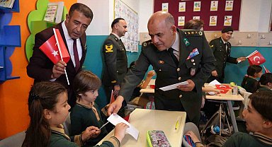 Antalya'da minikler ilk mektuplarını Mehmetçiğe yazdı: "İyi ki varsın"