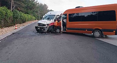 Antalya'da tur minibüsleri çarpıştı, 13 turist yaralandı