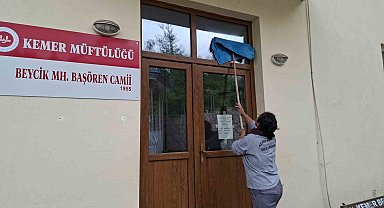 Antalya'nın Kemer ilçesinde bayram öncesi camilerde temizlik seferberliği