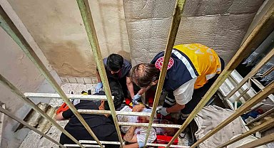 Apartman boşluğuna düşen vatandaşı itfaiye kurtardı