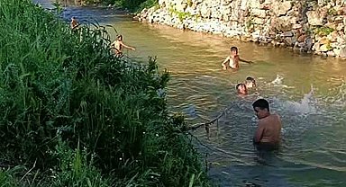 Araban'da yıllar sonra akan dereler en çok çocukları sevindirdi