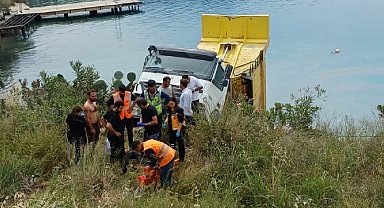Araç ezilmekten son anda kurtuldu: Kamyon denize düştü, 2 kişi yaralandı
