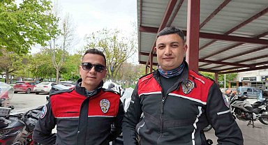 Araç sürerken boğazına erik kaçtı, hayatını Yunus polisleri kurtardı