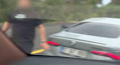 Aracın önünü kesip saldırdı, görüntüleri silmesi için tehdit etti