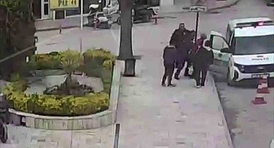 Aracından inip polis otosunun önüne geldi, hayatını Heimlich manevrasıyla polisler kurtardı