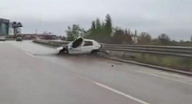 Araçları yavaşlatmak isterken feci kazayı saniye saniye görüntüledi