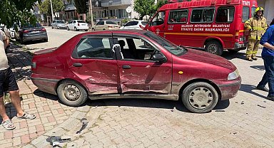 Araçta sıkışan 3 yaralıyı itfaiye kurtardı