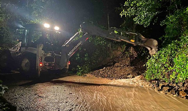 Araklı ilçesinde şiddetli yağış sonrası kapanan yollar açılıyor