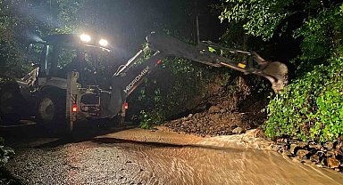 Araklı ilçesinde şiddetli yağış sonrası kapanan yollar açılıyor