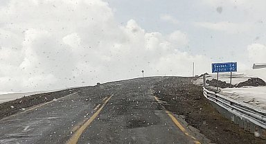 Ardahan'ın yüksek kesimlerinde kar yağışı etkili oldu