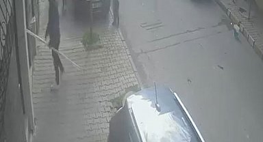 Arnavutköy'de dehşet anları: Çocuklara saldırdı, bina sakinlerine bıçak çekti