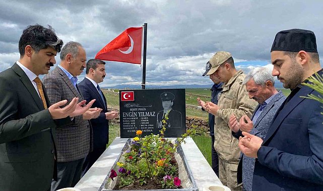 Arpaçay'da bayramda duygulandıran şehitlik ziyareti