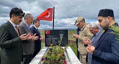 Arpaçay'da bayramda duygulandıran şehitlik ziyareti