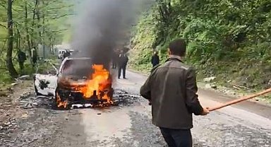 Artvin'de seyir halindeki otomobil alev alev yandı