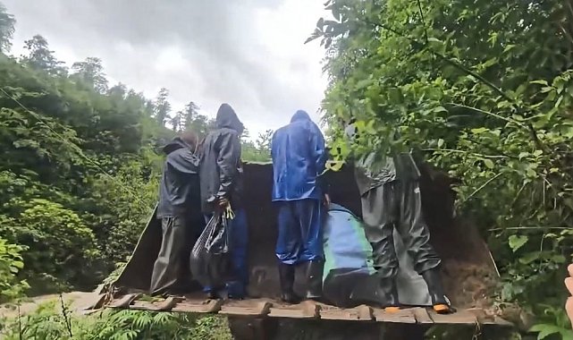 Artvin'de taşan dere 4 çay işçisini mahsur bıraktı, imdatlarına ekipler yetişti