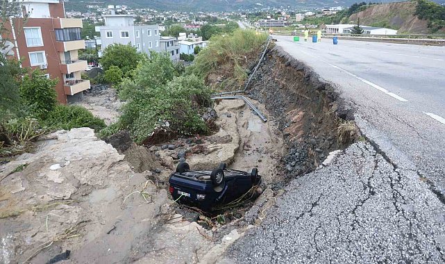 Aşırı yağışla birlikte çöken yoldan düşen otomobilin sürücüsü öldü
