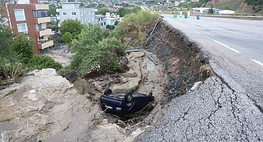 Aşırı yağışla birlikte çöken yoldan düşen otomobilin sürücüsü öldü
