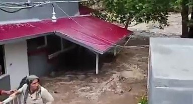 Aşırı yağışla birlikte taşan dere evleri su altında bıraktı